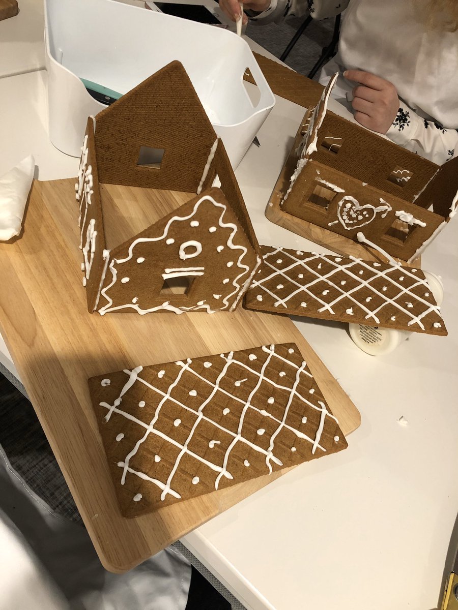 ruddypayet97's tweet photo. Aujourd’hui c était atelier « Maison pain d’épice » chez @AXA_Banque 😋 https://t.co/VxrnBIKqju
