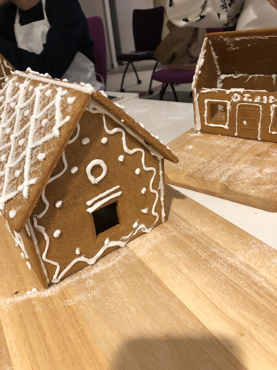 ruddypayet97's tweet photo. Aujourd’hui c était atelier « Maison pain d’épice » chez @AXA_Banque 😋 https://t.co/VxrnBIKqju