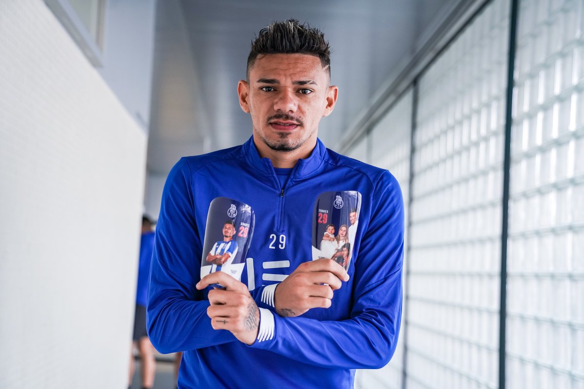 FCPorto's tweet photo. Os nossos jogadores já receberam as caneleiras personalizadas da @SAKPROJECT 💪
Podes personalizar as tuas na FC Porto Store!
#FCPorto #Sakproject https://t.co/0aP9fuuk4O
