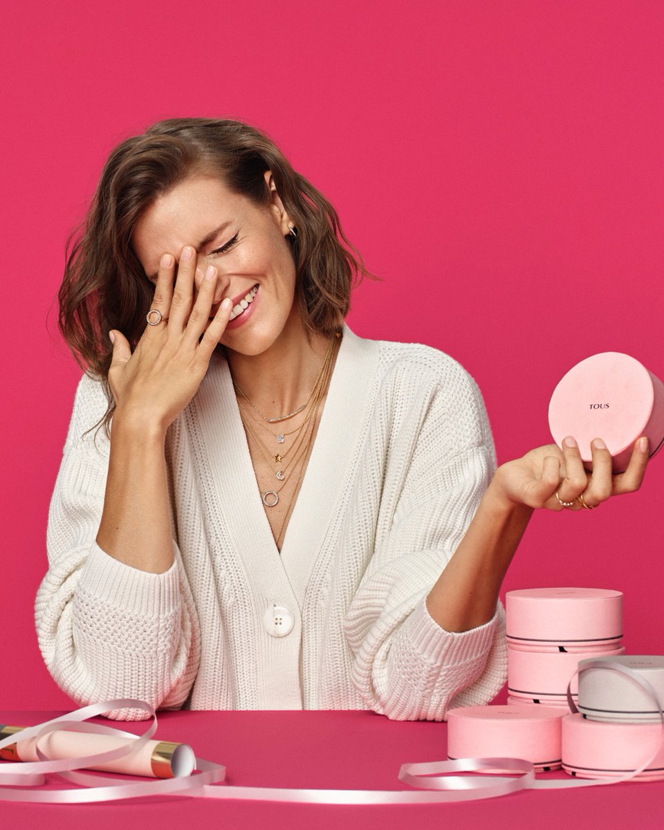 tousjewelry's tweet photo. Ok, it's very hard to wrap the round TOUS box, But it's so easy to love! Stay surprised. Stay tender. #TheAlmostPerfectGift #StayTender #TOUSJewelry 
https://t.co/XxMOKSgapk https://t.co/bDga7HPrfh