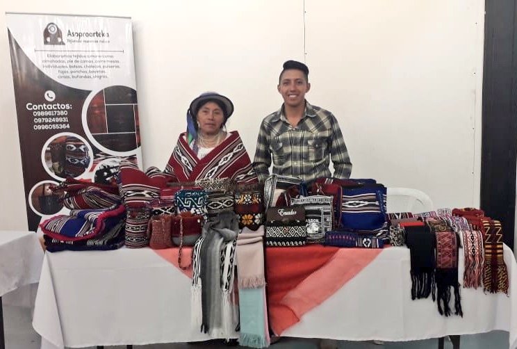 En #Ambato, |HOY| emprendedores de la #EconomíaPopularYSolidaria promocionan y comercializan sus productos en la Feria #NavidadHechaAMano organizada por el <a href="/IEPS_Ec/">IEPS Ecuador 🇪🇨</a>.

¡Visítanos!
📍 Mall de Los Andes
⏰ Hasta las 22h00