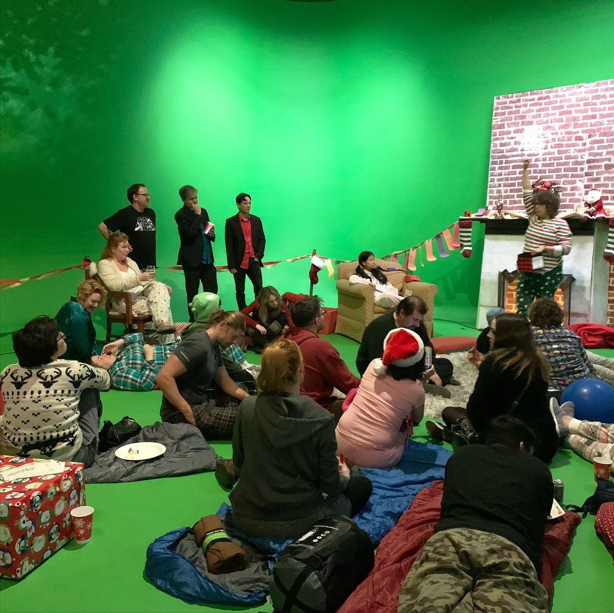 thevodojo's tweet photo. Happy Holidays from our VO family to yours! Here are some fun pictures from our annual holiday party! Big thanks to Creative Studios for the fun space!
.
At the party we asked everyone to share what their VO mission is in 2020! Youβre welcome to share below!
#voiceovergoals https://t.co/mXOSqoSg92