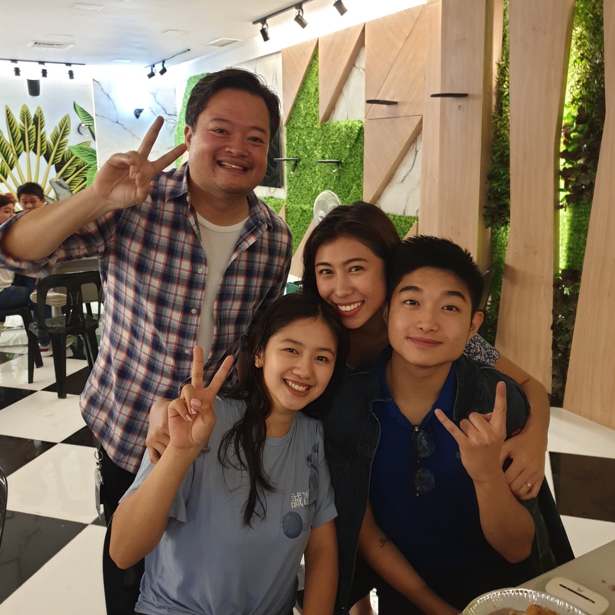 raymdizon's tweet photo. Turning Japanese! @_kiatakahashi @kaori_oinuma @Shoichi_Oka1026 https://t.co/3qHNCChFuI