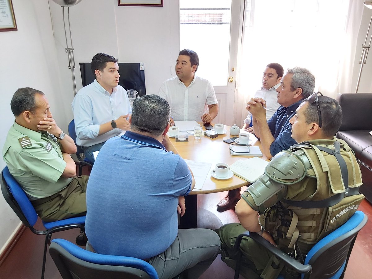 DPPMelipilla's tweet photo. Gob. @RAMIREZCHILE sostuvo encuentro de trabajo con Oficial Mayor OS-10 #AlfonsoCatalán, Dir. Seguridad 
@munimelipilla #SergioEscobar y Capitán @Carabdechile #AlfredoRodriguez, para coordinar fiscalizaciones en marco de las fiestas de fin de año. https://t.co/89KftPafuB