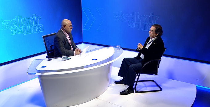 Vladivillegastv's tweet photo. Hoy @Vladi_VillegasP entrevista a Rafael Quiroz (@rafaelquiroz1) Economista Petrolero. Leemos sus preguntas y comentarios a través de la etiqueta #PetroleoALa1 por @globovision https://t.co/G8XtwE19nQ