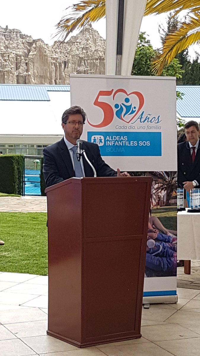 Roberto Urquizo realiza un reconocimiento a aliados y amigos en agradecimiento a su apoyo en estos #50años de trabajo. #CadaDíaUnaFamilia. https://t.co/43Wom6iVWA