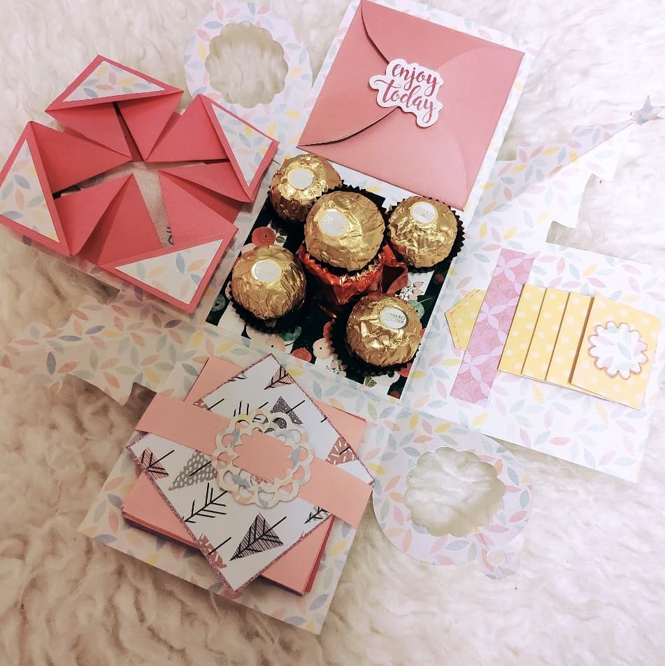 DelphineThib's tweet image. Vendredi la maîtresse de mon fils aura une #explosionbox. L'occasion de la remercier pour son travail auprès des enfants, de sa gentillesse, du lien qu'elle crée avec les familles, de sa bienveillance. Petits mots, gourmandises et suprise 😊