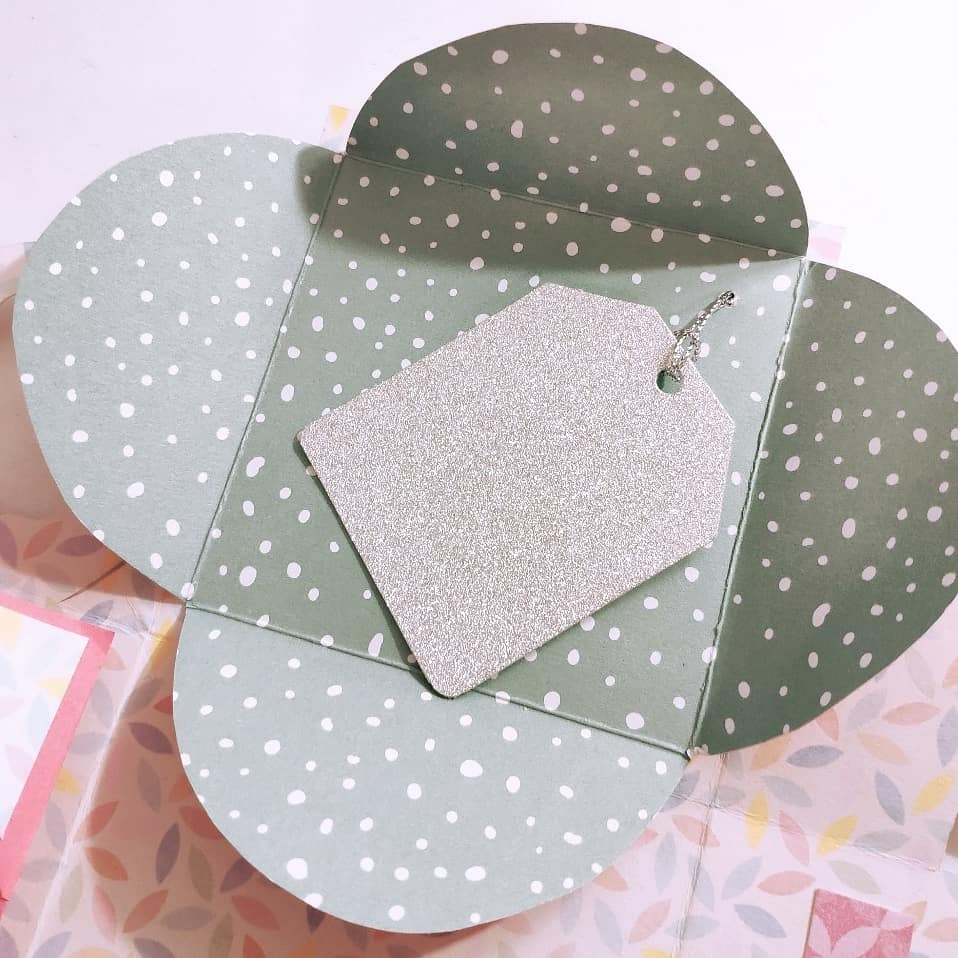 DelphineThib's tweet image. Vendredi la maîtresse de mon fils aura une #explosionbox. L'occasion de la remercier pour son travail auprès des enfants, de sa gentillesse, du lien qu'elle crée avec les familles, de sa bienveillance. Petits mots, gourmandises et suprise 😊