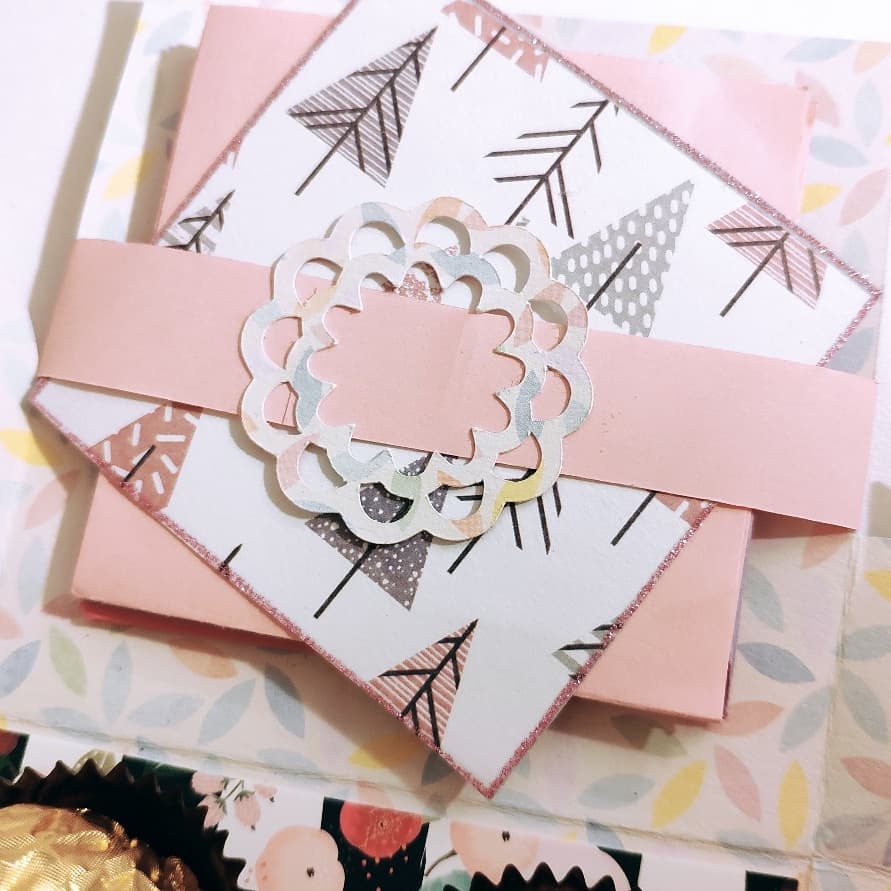 DelphineThib's tweet image. Vendredi la maîtresse de mon fils aura une #explosionbox. L'occasion de la remercier pour son travail auprès des enfants, de sa gentillesse, du lien qu'elle crée avec les familles, de sa bienveillance. Petits mots, gourmandises et suprise 😊