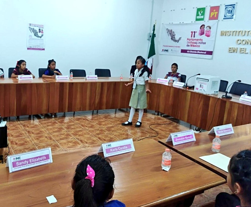 INE_Chiapas's tweet photo. El día de ayer se celebró la convención distrital del #Distrito02Bochil, con la participación de niñas y niños de diferentes municipios que lo conforman, expusieron temas que afectan su entorno escolar y familiar. 
#ParlamentoDeLasNiñasYLosNiñosDeMexico 
#TransformemosAlMundo https://t.co/u6fNYwoB7z