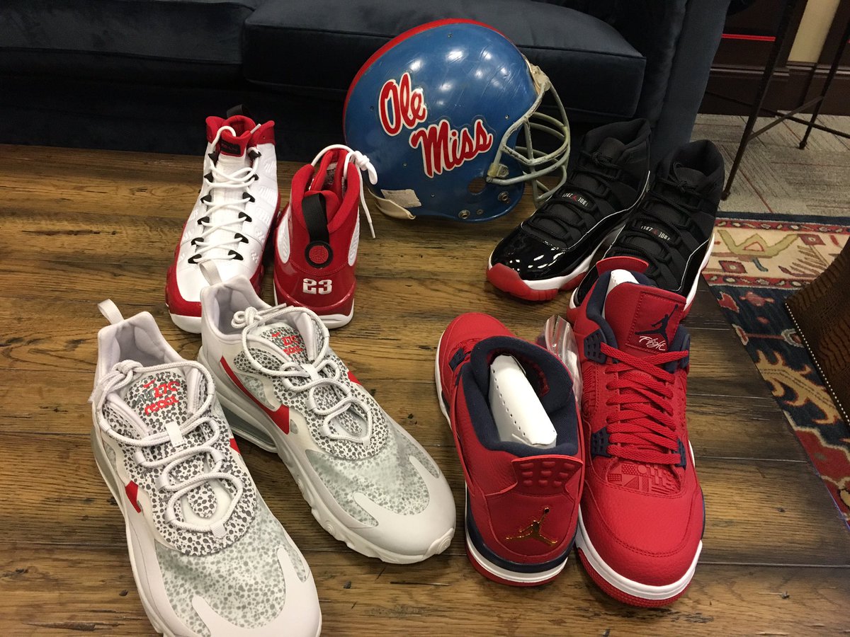 Lane_Kiffin's tweet photo. Thanks for getting us started right!! @nikefootball @Jumpman23 @mdnikeman
@OleMissFB Time to fly!!!! https://t.co/rkureIQyYk