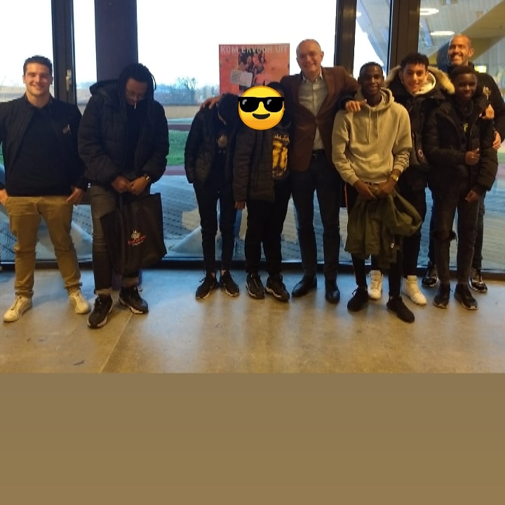 Meeting met de burgemeester!
Leuk gesprek tussen jongeren en de #burgemeester van #enschede @OnnovVeldhuizen op #hetstedelijkvakcollege samen met collega Gijs.
Veel over voetbal gesproken. Maar een nieuw kunstgrasveldje in #glanerbrug
kon de burgemeester niet toezeggen helaas 🤷🏻‍♂️.