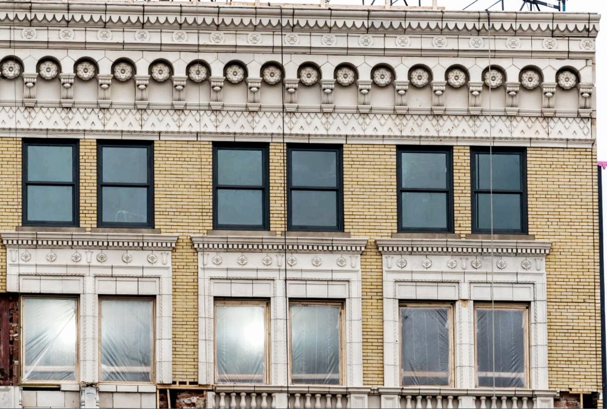 #DetroitLooksLikeThis at the former Eddystone Hotel, built in 1924 at 110 Sproat St. (north of <a href="/LCArena_Detroit/">Little Caesars Arena</a>)

Workers are replacing windows as part of a $41-million redevelopment for 96 residential units | Photos from <a href="/IlitchCompanies/">Ilitch Companies</a> | #architect: <a href="/thekraemeredge/">Kraemer Design Group</a> of Detroit