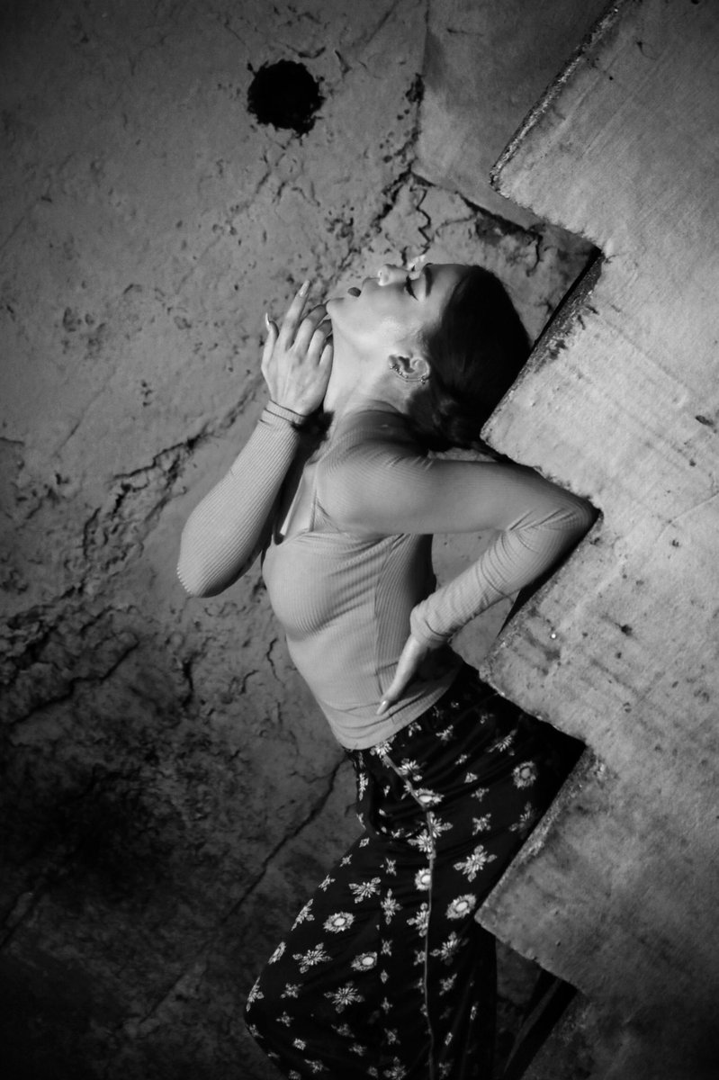 DSArnauld's tweet photo. How do you pose a model to get the most out of the environment? https://t.co/2VBf5ALubc