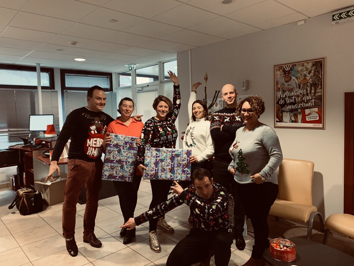 Visite du père et de la mère noël aujourd'hui à la caisse du Conquet, distribution de cadeaux et de bonbons pour les grands et les petits <a href="/WeAreArkea/">WAA|Actus</a> <a href="/UTSaintRenan/">CMB UT Saint Renan</a>