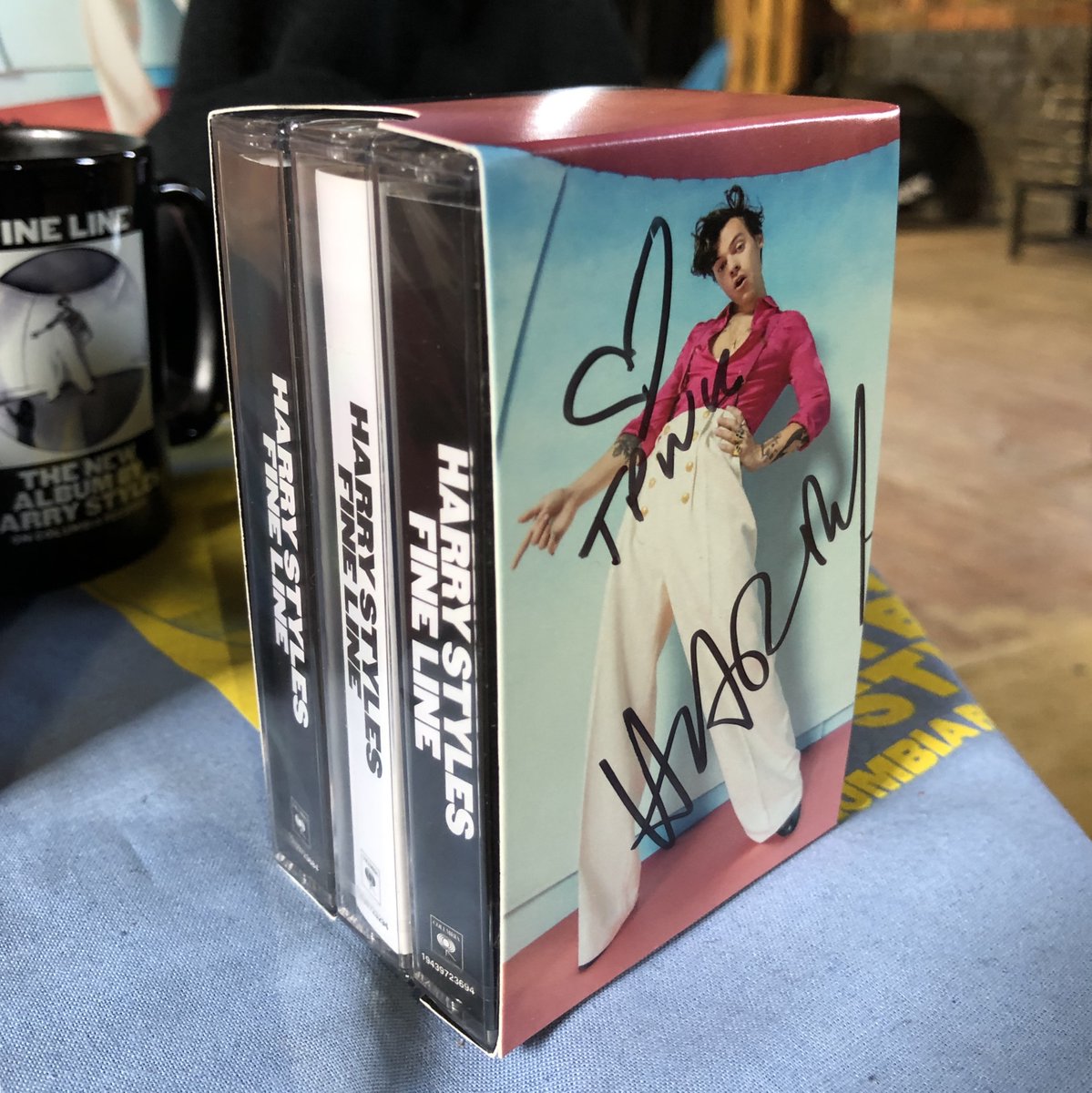 Fine Line. The cassette collection signed by Harry.
 
Available now at the London Pop-Up Shop. Open until 8PM today and 11AM-6PM tomorrow. NW1 8AH.
