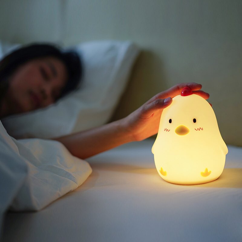 designnest_eu's tweet image. Rate 1-10 on how cute this little #ChickenLamp by MUID is. Guess nobody would mind to wake up to this cutie? #DesignNest #productdesign
