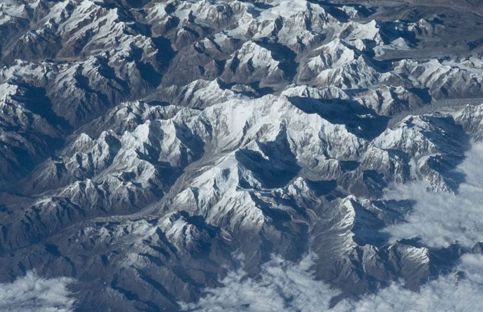 EverestToday's tweet photo. Kangchenjunga (8586 m) (Center), Jannu (7,710 m) (Left), from the @Space_Station, 2017.12.01, 09:08:02 GMT, 200-mm #Exp53. Hi res: https://t.co/0CFNHGlyW8. https://t.co/4kGKzXyA3o