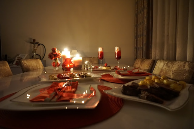 Ужин на полу. Романтический ужин на двоих. Ужин при свечах. Красивый ужин. Сервировка стола для романтического ужина.