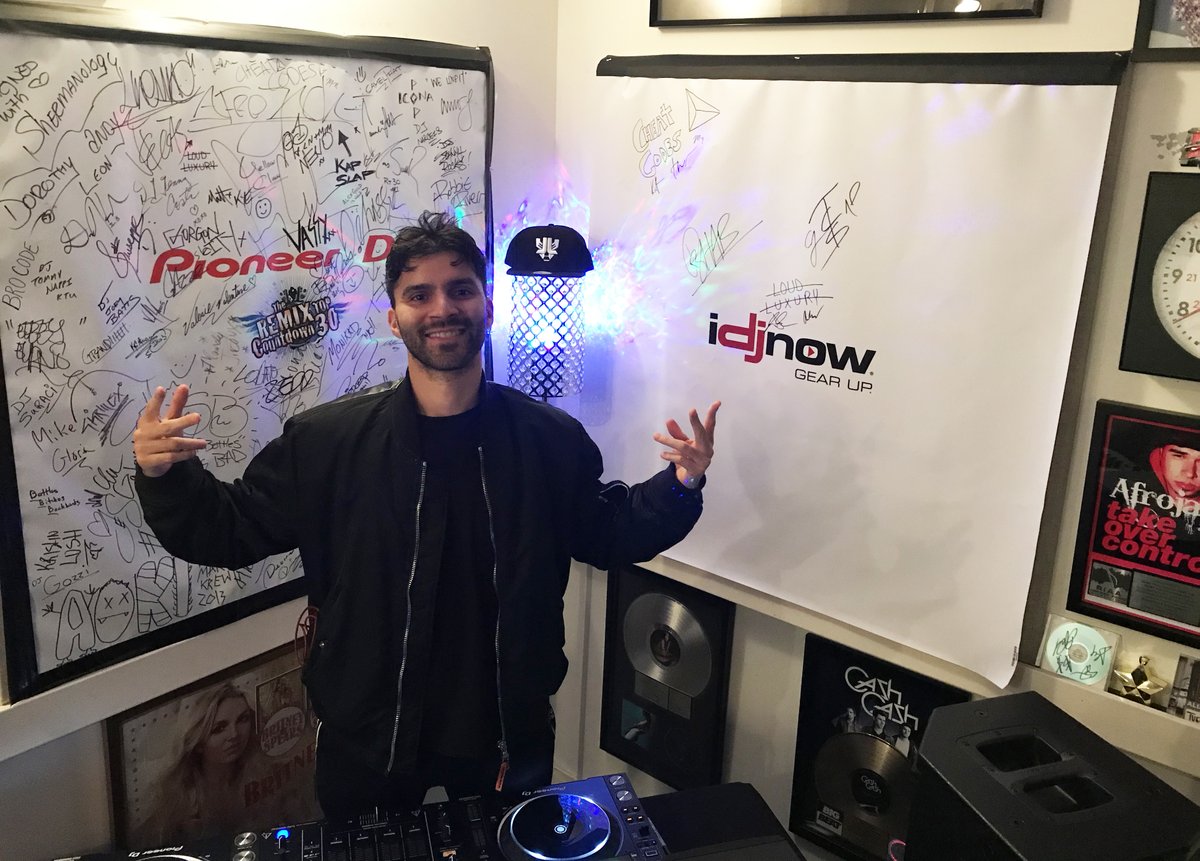 RemixT30's tweet photo. @R3HAB rolls through to sign the @idjnow Wall of Fame and talk about his hit FLAMES🔥w/ @ZaynMalik & @itsJungleboi INTERVIEW: https://t.co/Dex06B2PyO ON DECKS: @djmarkymark85 @BodegaBrad & @djtycoofficial #idjnow #GearUp https://t.co/BQxo3XE9vt