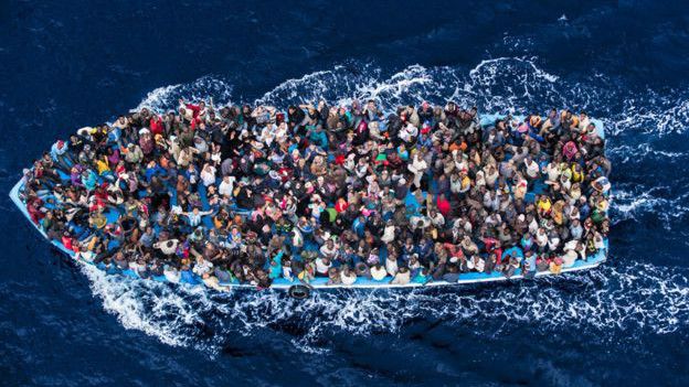 RegalosdeVzla's tweet photo. Hoy es un día importante, el #díadelosmigrantes. Pero en vez de expresar algo con palabras, lo haremos con imágenes. Desliza y mira esta selección de crisis migratorias mundiales. Si quieres conocer a los autores, revisa nuestra cuenta en Instagram

#Fotoperiodismo #Fotografía https://t.co/YmSPa8s9ip