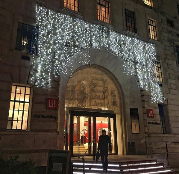 BestUniversitiz's tweet photo. @londonschoolofeconomics
• • • • •
Our Old Building’s entrance is all glammed up and ready for holiday season! 🤩🎄🌟🌟🌟Where will you be spending your break this year? #partofLSE #lit

#bestuniversities #students #campuslife #student #studentlife #studentsdome https://t.co/imULPRbArv
