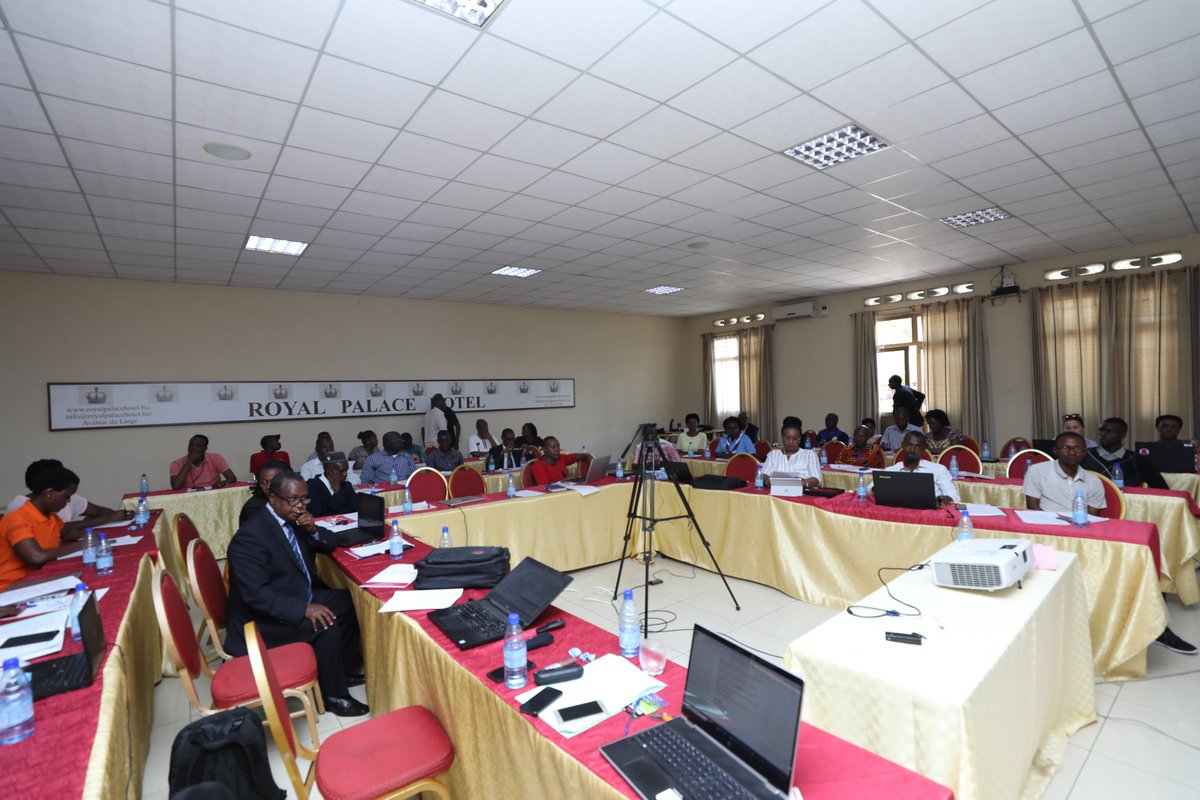 menyumenyeshe's tweet photo. Foire : Comment les programmes de #ssr santé sexuelle et reproductive peuvent-ils répondre aux bésoins des adolescents et jeunes et comment la recherche peut-elle aider? D'intéressantes études ont été présentées et un panel de discussion autour de cette question. https://t.co/3AKgPPjTqJ