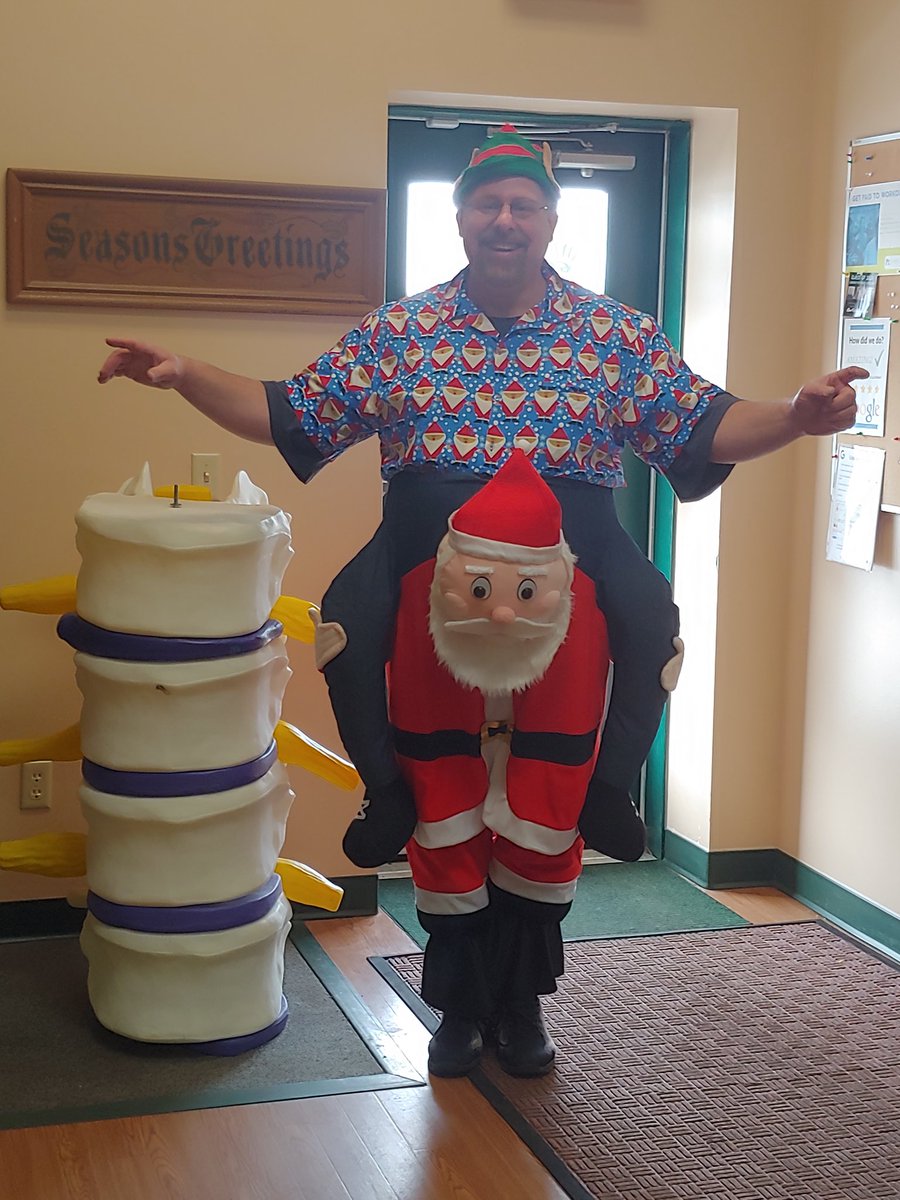 Nikkityknack76's tweet photo. You guys, this is my boss... He's treating patients like this.

When I tell you that going from working at a very large healthcare organization to a small family owned Chiro/PT company has been a trip, this is what I mean.

#IthinkIlovemynewjob https://t.co/MqFGM6YzSy