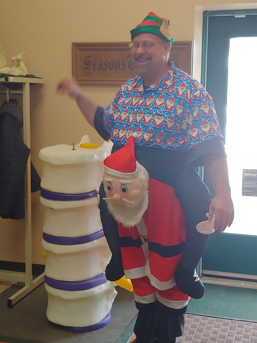Nikkityknack76's tweet photo. You guys, this is my boss... He's treating patients like this.

When I tell you that going from working at a very large healthcare organization to a small family owned Chiro/PT company has been a trip, this is what I mean.

#IthinkIlovemynewjob https://t.co/MqFGM6YzSy