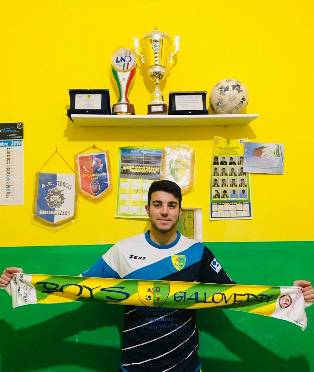 ASDViggianello's tweet photo. Antonio Gazzaneo, classe 2000, portiere, indossa nuovamente la maglia gialloverde.
Dopo la parentesi di inizio stagione in Eccellenza con il Real Senise, l’estremo difensore ritorna a difendere i pali della porta del Viggianello.
Bentornato! 💛💚

#ASDV10th #ComeOnGialloverdi https://t.co/607NnKiazA