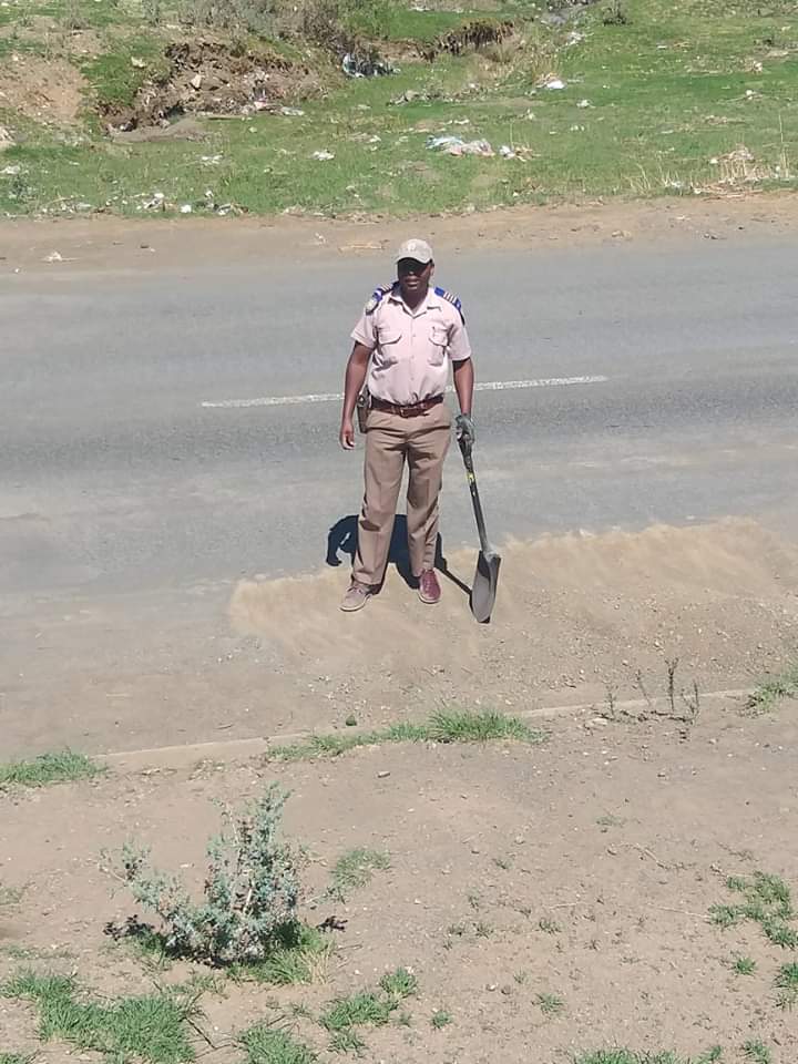 Fefe9908's tweet photo. A traffic officer from Thaba Nchu in the Free State was seen cleaning the road after we experienced heavy rainfall  👏🏽👏🏽❤🔥 he surely made it easy for us to drive through
@MbalulaFikile https://t.co/mEn77urSSx