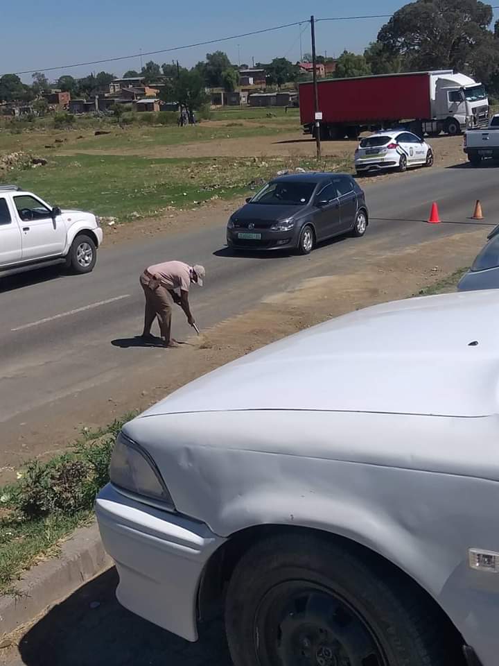Fefe9908's tweet photo. A traffic officer from Thaba Nchu in the Free State was seen cleaning the road after we experienced heavy rainfall  👏🏽👏🏽❤🔥 he surely made it easy for us to drive through
@MbalulaFikile https://t.co/mEn77urSSx