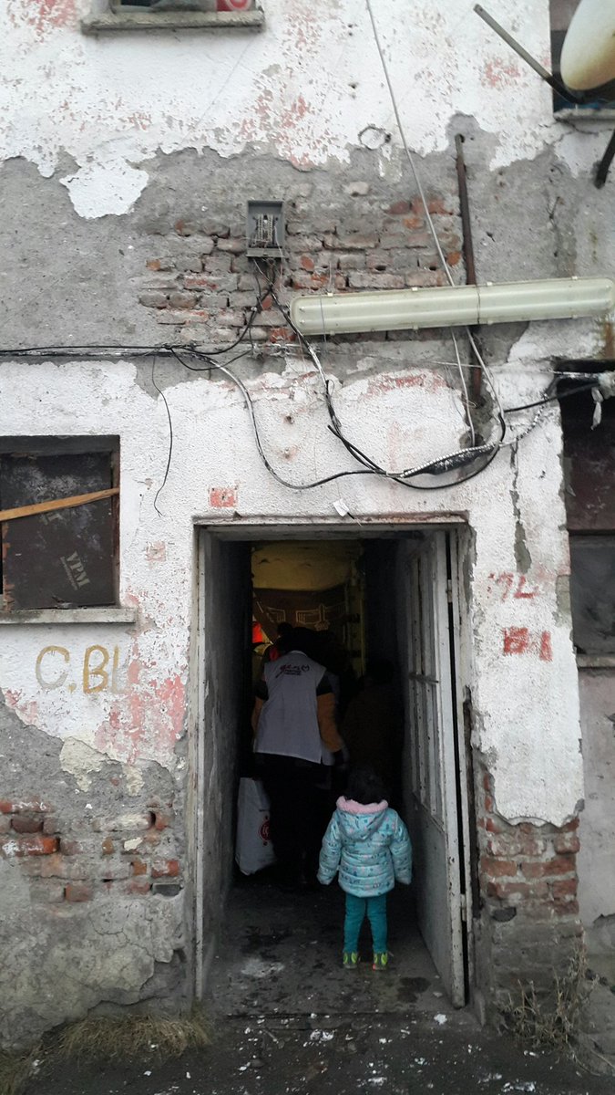 kafkasgencyyd's tweet photo. Kafkas Genç Yeryüzü Doktorları Topluluğu olarak ilimize yerleşmiş Afgan ailelerimizin çocuklarıyla vakit geçirdik, @Kars_GM desteğiyle onlara bot ve mont yardımında bulunduk. Yeryüzünde ulaşılmamış insan kalmayıncaya dek çabalamaya devam edeceğiz🎈🌿🍃
#iyilikicingenclik #gencyyd https://t.co/BGWtULX3i8