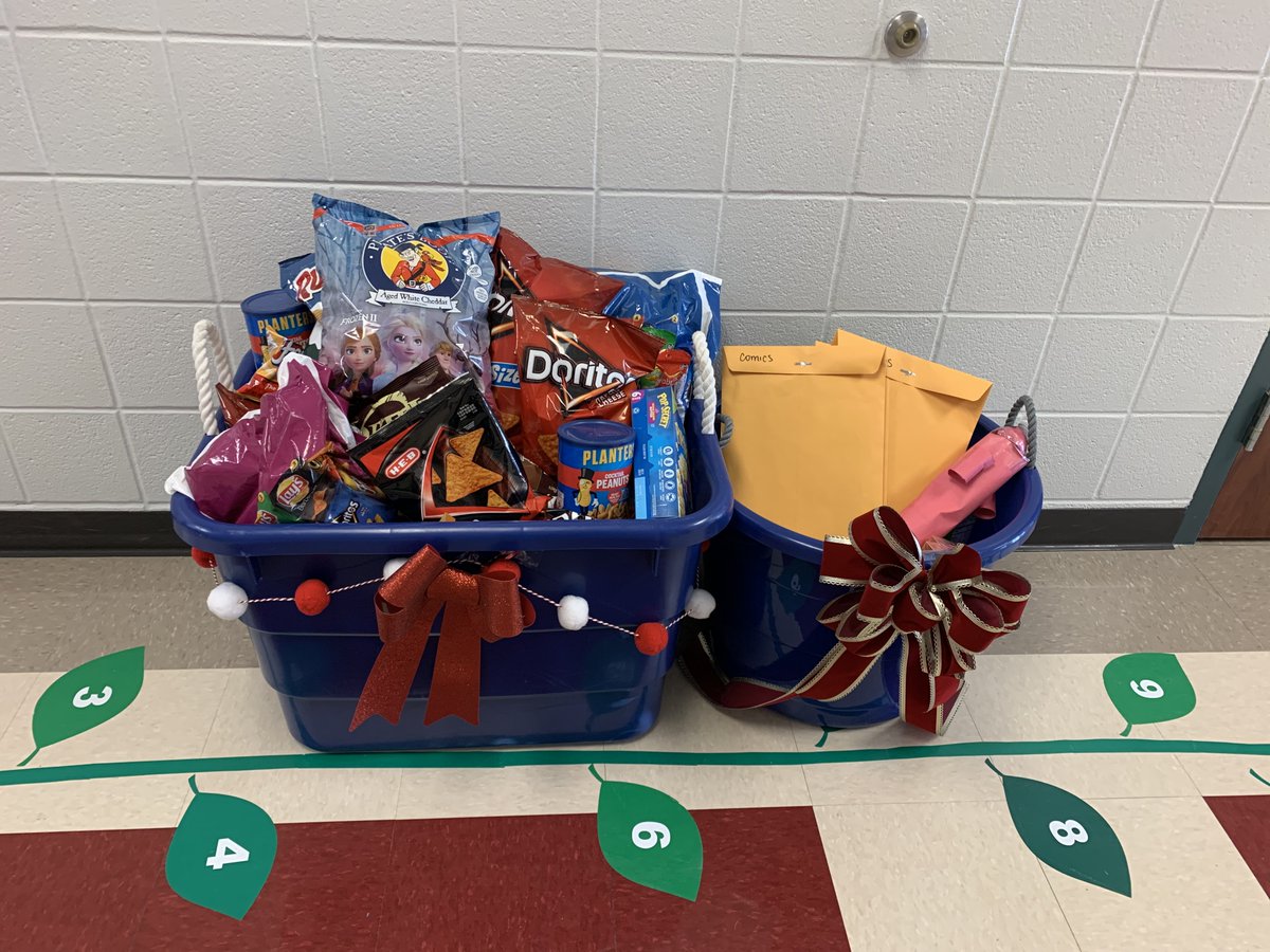 Cockrell 3rd grades give back to the community sharing stories, poems, comic books and snacks with Pearland Fire Station 1. #WeArePearlandISD #WeArePassionate