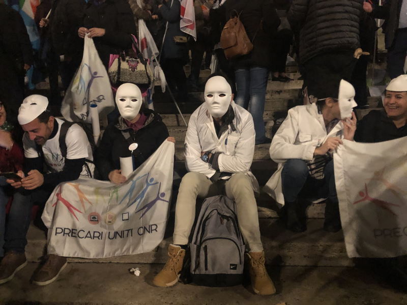 cislscuola's tweet photo. Flash mob al MIUR, per i precari "no regali, sì diritti". Al via la mobilitazione decisa dai sindacati di istruzione e ricerca. Gissi su voci di dimissioni ministro: "Mai chieste, a lui chiediamo coerenza su intese"   https://t.co/Uk8mMCmrZx https://t.co/18mX4guzXL