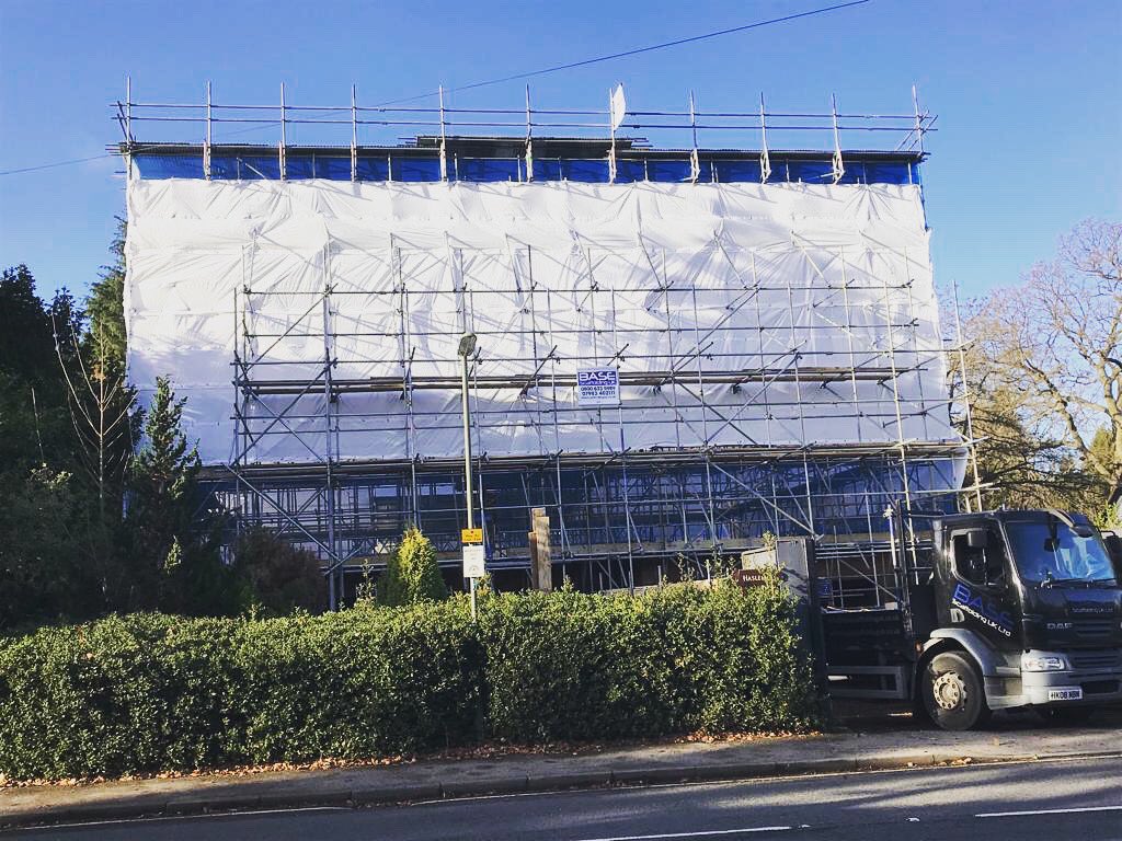 basescaffuk's tweet photo. Temporary roof project completed after battling the wind and rain! #TemporaryRoof #Construction #TinHat #WestByfleet #Newbuild #Scaffold #Scaffolding #CommercialScaffold https://t.co/H1aocwXGnl