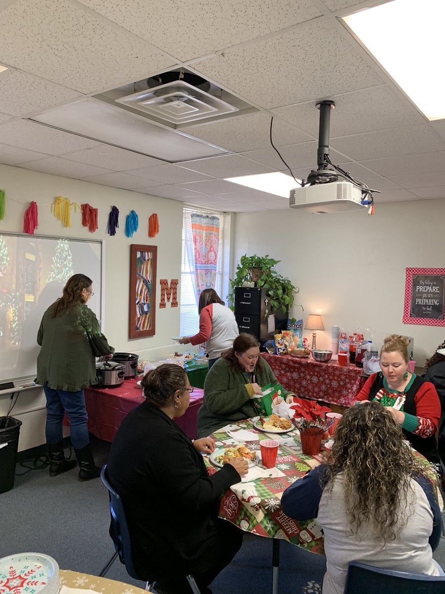 marygailmccarty's tweet photo. Celebrating December Birthdays and revealing Secret Santas at LMS #BestHall #WeChooseLufkin #LufkinU https://t.co/e8E8Xi3zVE