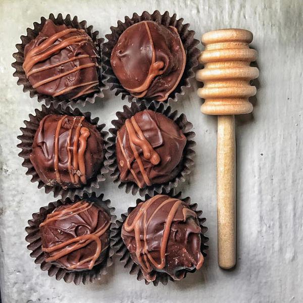 These organic truffles made with Catskill Provisions' Dark Fall Honey will be a perfect gift for a someone special (aka myself) this season. 😉

These joy-inducing delicious bites are also infused with NY Honey Whiskey!!

#truffles #chocolate #gifts 

ow.ly/IJUc50xD6vs