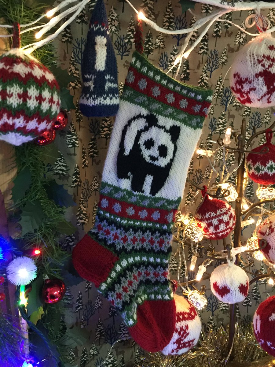 ぐりふぃ クリスマス小物 が全て完成 棒編みが以前より苦手なので11月から作り始めたはずなのですが 今回パンダ柄のストッキング クリスマスボール サンタさんを手作りしましたが初めて挑戦した物ばかりなので大らかな心でご覧頂けると嬉しいです