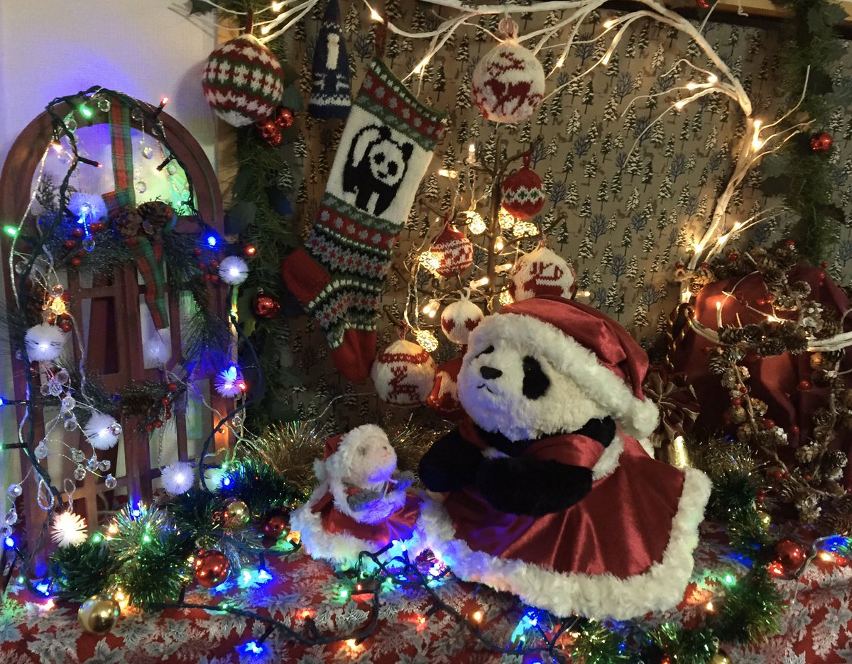 ぐりふぃ クリスマス小物 が全て完成 棒編みが以前より苦手なので11月から作り始めたはずなのですが 今回パンダ柄のストッキング クリスマスボール サンタさんを手作りしましたが初めて挑戦した物ばかりなので大らかな心でご覧頂けると嬉しいです