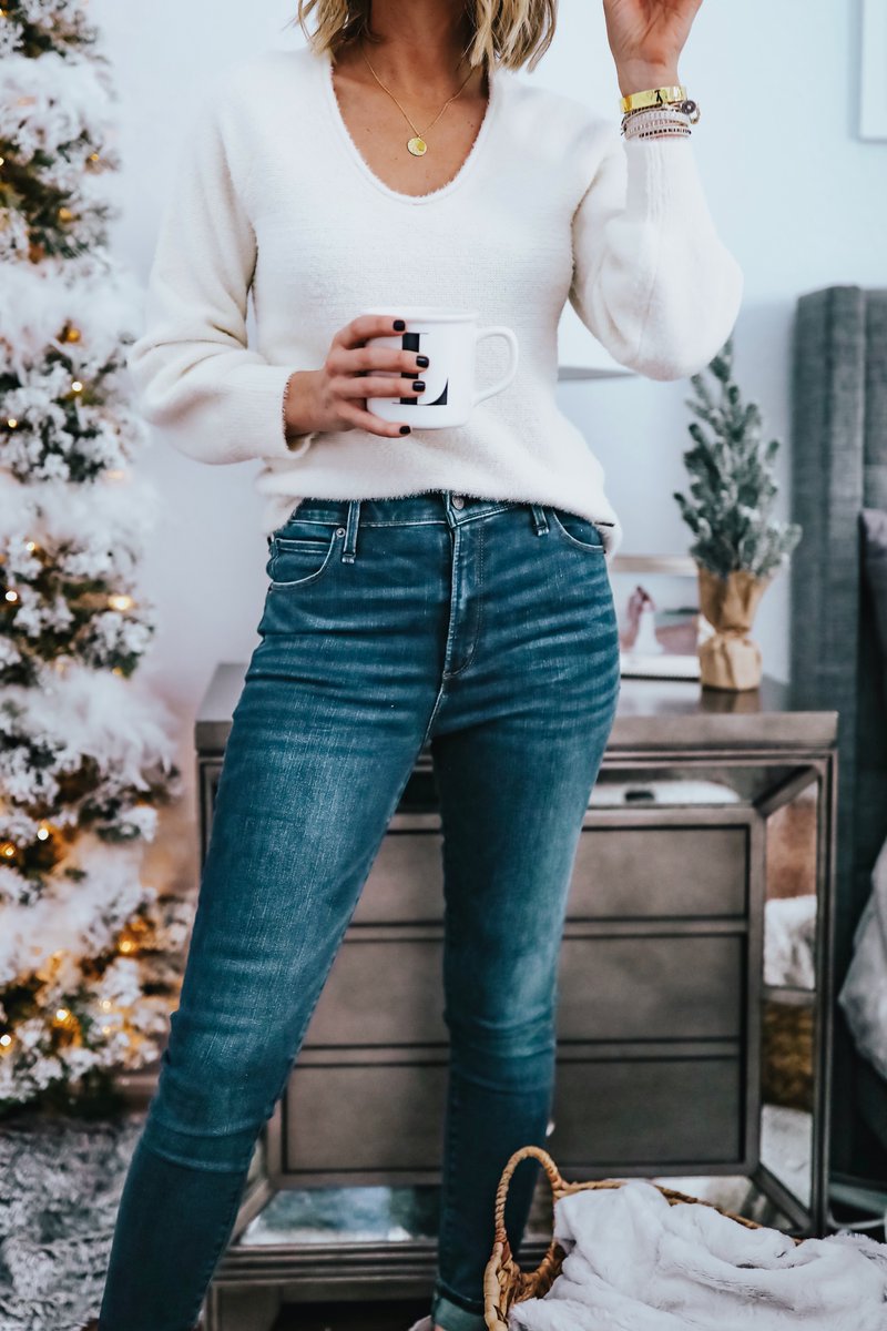 Sharing a few last minute gift ideas for her from <a href="/Abercrombie/">Abercrombie & Fitch</a> today on the blog! So many great basics like this eyelash v-neck sweater for only $23! rstyle.me/+DFLDnrouVrXvk… #abercrombiepartner #abercrombiestyle