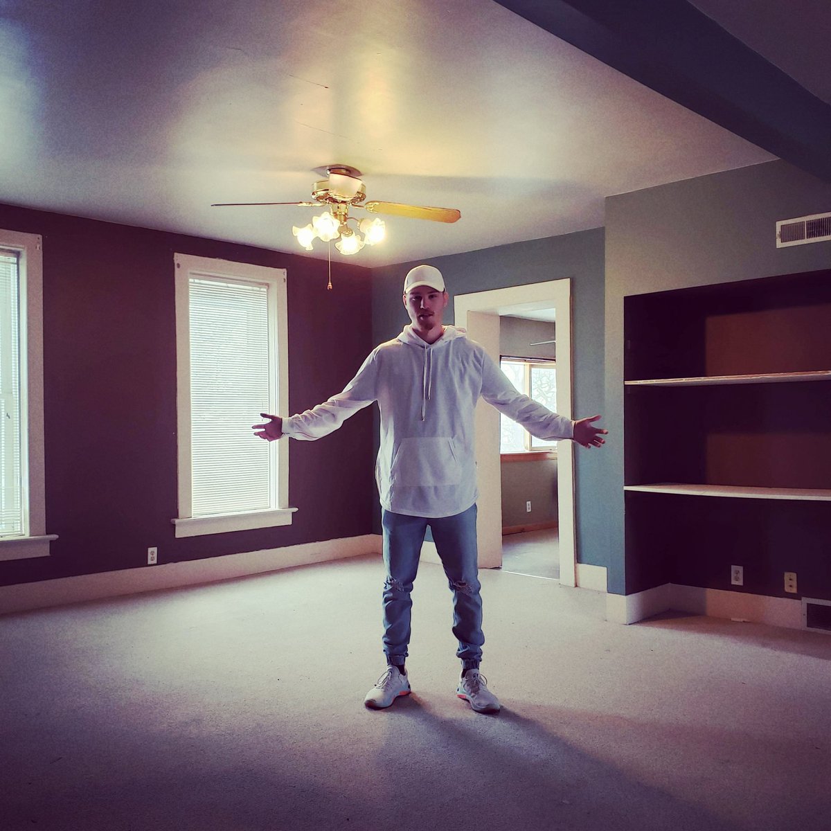 michaelbalko's tweet photo. Signed the lease on my first apartment! Beyond blessed! https://t.co/JRXdCt6NyX