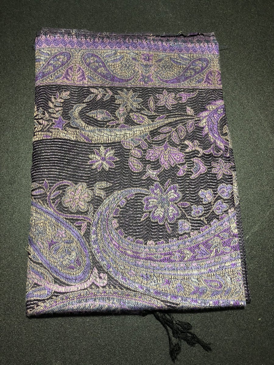 philthese's tweet image. A couple of the threads are loose at the top so I don’t feel comfortable selling this one so I’m giving it away! 

•Like and Retweet this tweet

•follow my @PashminaPlug 

•Tag a friend 🧣

I’ll choose a winner Friday ❤️