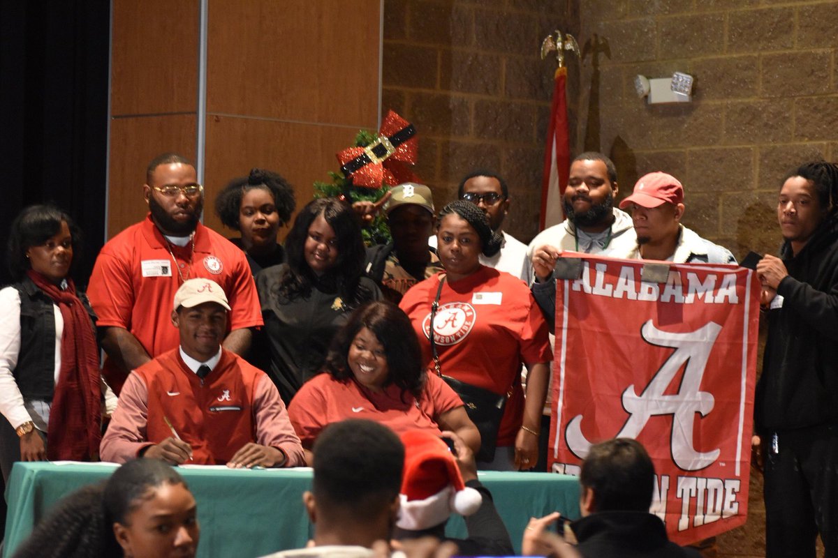 themustangmedia's tweet photo. .@QueRobinson23 signs with @AlabamaFTBL 🏈#JONews https://t.co/eXBHhHj87Y