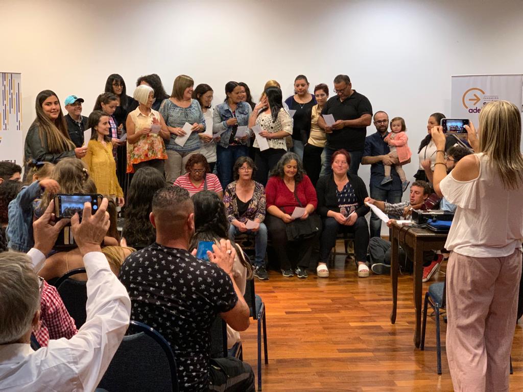 Salir_Adelante's tweet photo. Compartimos los lindos momentos de la Fiesta de Graduación de la Generación 2017 junto a los jóvenes y sus familias.
“Esta siempre va a ser su casa” Adriana, directora de Fundación @salir_adelante
#SalirAdelante10años #EgresoGeneracion2017 #JovenesUruguayos #Educacion https://t.co/851mRJGtac
