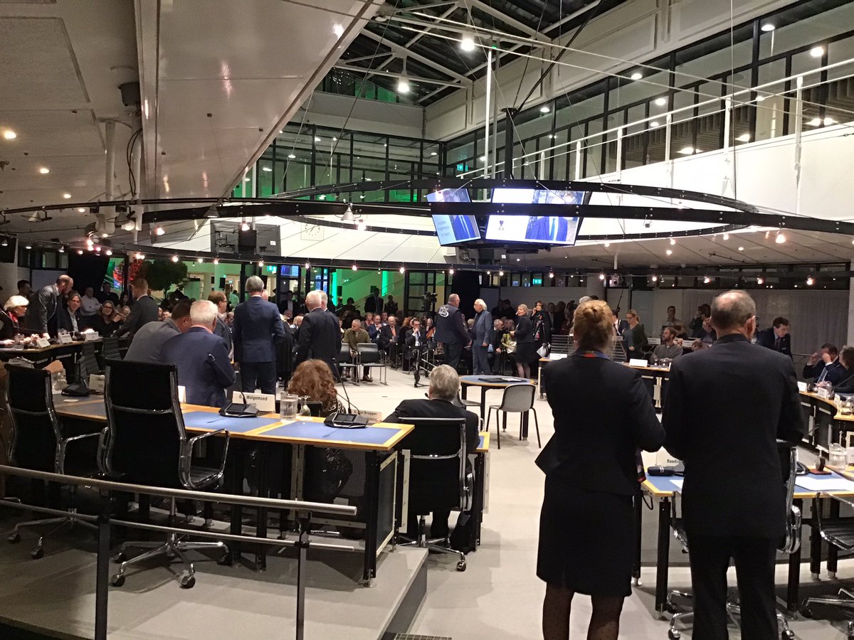 Vandaag een volle raadszaal voor een heel bijzondere raadsvergadering <a href="/raadapeldoorn/">Raad Apeldoorn</a>. Dhr. Ton Heerst wordt beëdigd als Burgemeester van de Gemeente Apeldoorn. Wij wensen Ton heel veel succes toe, samen voor een mooie Groei &amp; Toekomst van #Apeldoorn.