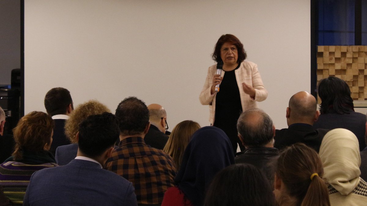 CitizenshipLEA's tweet photo. "في مثل هذا اليوم اجتمعنا في دمشق، كنا تسعة أشخاص، خمس نساء وأربعة رجال، تناقشنا كثيرا قبل أن نعلن 15كانون الأول تاريخ تأسيسنا، عملنا على تحديد رؤيتنا للرابطة وأهدافها"

صباح الحلاق- من احتفالية ذكرى تأسيس الرابطة
#المواطنة #مساواة #جندر #citizenship #Equality #gender https://t.co/QZ9xH7Wdx7