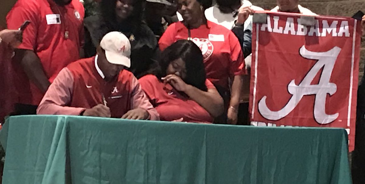 aldotcomPreps's tweet photo. ‘Getting a superstar’: Mom gets emotional as 4-star LB signs with Alabama https://t.co/dfvVzritAM https://t.co/BQOoxzbSvJ