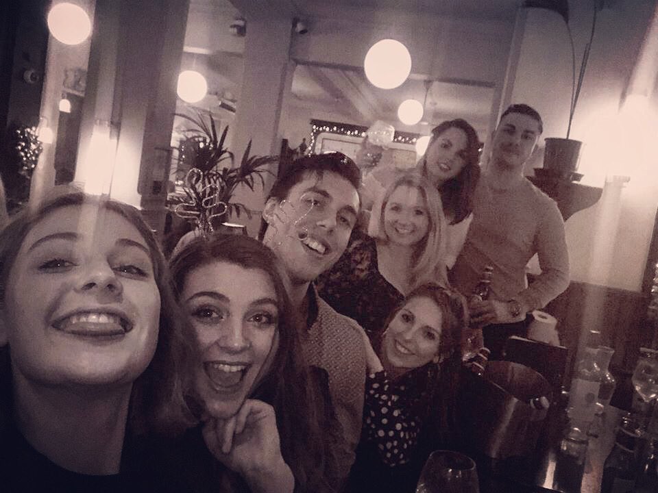 Peppa Christmas buffet for 7 please!
.
.
.
#peppapiglive #peppapig #peppapigchristmasmeal #browns #brownscoventgarden #buffet #companymeal #companymeals #castmates #stmartinslanelondon #selfie #castselfie