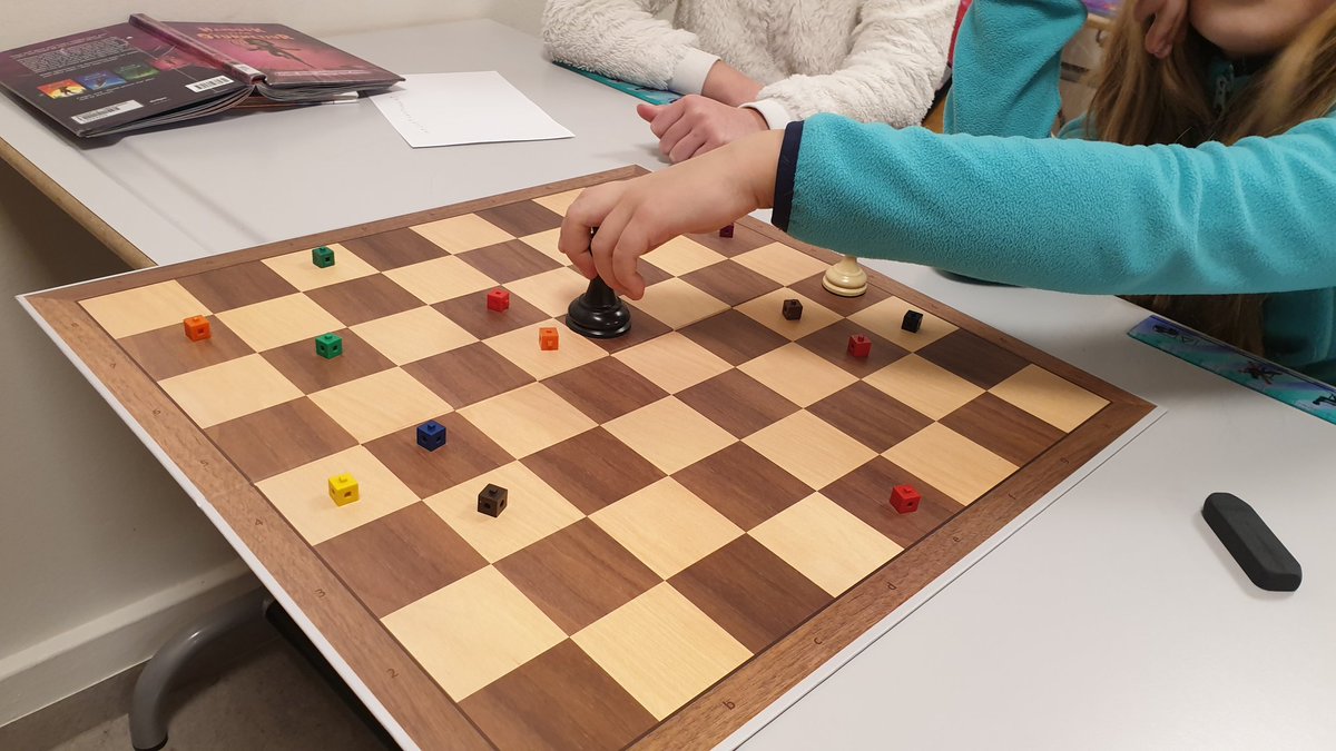 thorfridur's tweet photo. Eftir #utis2019 þá er ég búin að vera prufa mig áfram í tækjalausri forritun, virkilega skemmtilegt og krökkunum finnst þetta ekki leiðinlegt 👌 #menntaspjall https://t.co/wPpFPeVOo6